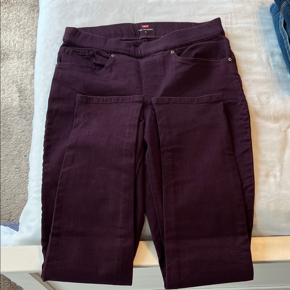 Levi’s Pull On Skinny Plum Never Worn
